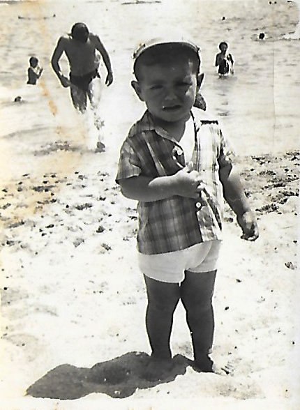 Luís de neno na praia